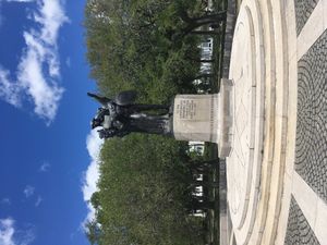 더 배터리에 있는 1932년 기념비. 섬터 요새를 방어한 남부 연합군을 기리고 있다.