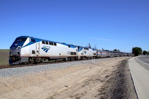 2018년 12월 27일 캘리포니아주 무어파크를 지나는 시애틀행 코스트 스타라이트 14호 북행 열차