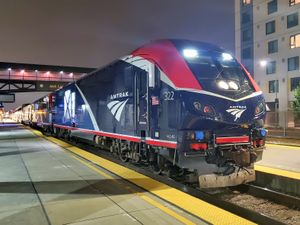 2023년 5월 오클랜드에서의 코스트 스타라이트. ALC-42 기관차