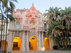 발보아 공원에 있는 카사 데 발보아는 샌디에이고 역사 센터의 자리이다.