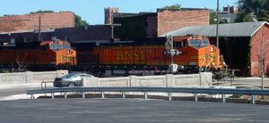 BNSF 열차가 옛 산타페 역 부지 근처 게일즈버그 중심부를 지나가고 있다.