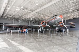 미국항공 DC-3 NC21798 "플래그십 녹스빌"은 C.R. 스미스 박물관에 영구 전시되어 있다