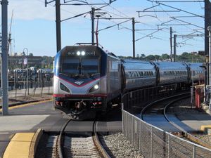 코네티컷주 뉴런던의 뉴런던 유니온역에 접근하는 전형적인 노스이스트 리저널 열차. ACS-64 기관차와 암플릿 I 객차