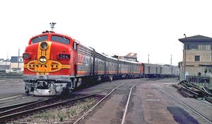 1971년 4월 30일, 산타페 철도가 여객 서비스를 중단한 마지막 날 로스앤젤레스에 도착한 슈퍼 치프