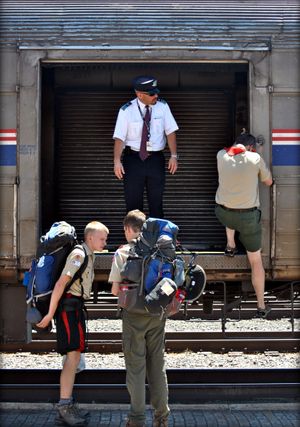 2011년 라톤에서 보이스카웃들이 장비를 내리는 모습