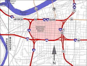도시의 가장 높은 건물들과 특징적인 스카이라인은 대략 붉은색으로 표시된 다운타운 고속도로 순환선 안에 있다.