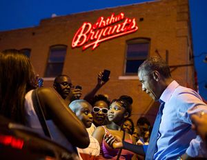 오바마 대통령이 아서 브라이언츠(Arthur Bryant's) 바비큐를 방문하다.