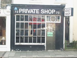 베드퍼드의 성인용품점. 영국의 성인용품점은 상품을 진열창에 전시하는 것이 불법이므로 창문이 가려져 있다.