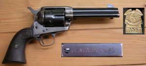 샌안토니오 경찰서의 배지와 콜트 싱글 액션 아미