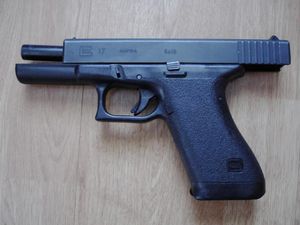 수직 배럴 틸트가 표시된 슬라이드가 뒤로 고정된 "1세대" 글록 17