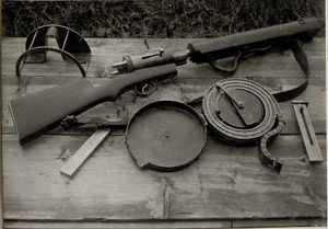 개머리판이 장착된 최초의 기관단총인 Standschütze Hellriegel M1915(막대형 및 원통형 탄창 장착)