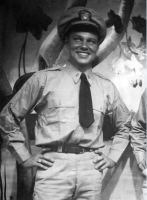 루어스 중위는 크리스트 중위가 UDT 1 & 2를 위해 조직한 제7 해군건설대 소속 장교 30명 중 한 명이었다. 그와 아체슨 참모장은 UDT 최초의 수영 선수였다. 그의 참모 휘장은 해군건설대원을 상징하는 시비를 가지고 있었을 것이다.