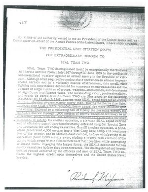 1967년 7월부터 1969년 6월까지 베트남에서의 특별한 용감함으로 네이비 실 2팀에 수여된 첫 번째 대통령 부대 표창