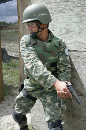 2009년 4월 훈련 중 캐나다산 하이파워를 휴대하고 있는 우루과이 해병대원