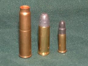 7.62×38mmR (7.62mm 나강) 탄약 (왼쪽). .32 S&W Long 탄약(중간)과 .22 LR 탄약(오른쪽)과 비교한 사진.