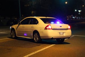 멤피스 경찰서에서 사용하는 쉐보레 임팔라. 뒷 창문에 비상등이 보인다.