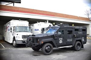 워싱턴 D.C. 경찰국이 사용하는 기동 지휘소 두 대와 렌코 베어캣 한 대