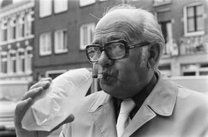 1974년 네덜란드에서 음주 측정기를 시연하는 남성