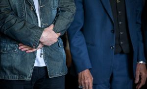 테헤란에서 수니파 무슬림(왼쪽)과 시아파 무슬림(오른쪽)이 주마 기도를 올리는 모습. 일부 수니파 무슬림은 손을 모아( "qabd") '살라트'를 행하는 반면, 시아파 무슬림은 손을 옆에 두고( "sadl") '살라트'를 올린다.