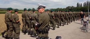 오스트리아 군사경찰이 징집병들의 행진을 감시하고 있습니다.