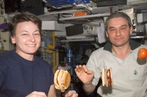 2002년 ISS에서 햄버거를 만들고 먹는 우주 비행사