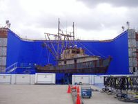 촬영에 사용된 유압식 짐벌 위에 위치한 선박