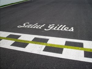 질 빌뇌브 서킷(Circuit Gilles Villeneuve) 트랙에 새겨진 Salut Gilles. 1978년 캐나다 그랑프리에서 퀘벡 출신 질 빌뇌브가 우승했다.