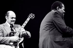 1977년, 뉴욕 이스트먼 극장 로체스터에서 조 패스와 오스카 피터슨