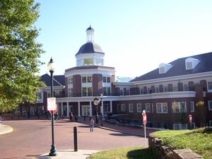 호킹 강이 깎아 만든 언덕 위에 자리 잡은 베이커 대학 센터