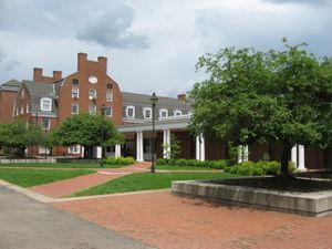 어빈 홀(Irvine Hall), 웨스트 그린에 위치한 복합 시설