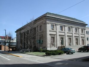 하닝 홀(Haning Hall)에는 교육혁신처(Office of Instructional Innovation)와 교수학습센터(Center for Teaching & Learning)가 있으며, 인쇄 기반 교육(Print-Based Education), 여름 학기(Summer Sessions), 오하이오 온라인(OHIO Online), 지역 고등 교육(Regional Higher Education) 등이 포함되어 있습니다.