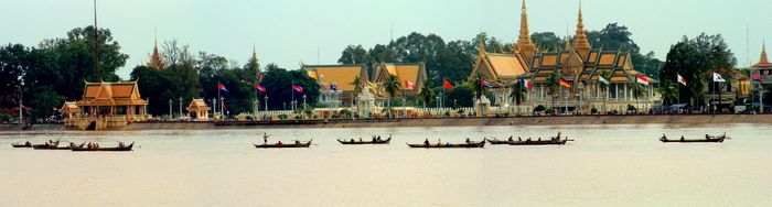 톤레사프강(Tonle Sap)-메콩강(Mekong River) 건너편에서 바라본 왕궁의 전경