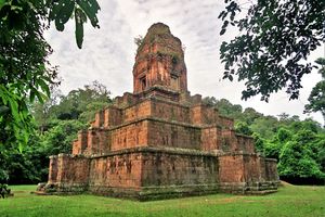 948년 라젠드라바르만(Rajendravarman)에 의해 봉헌된 박세이 참크롱(Baksei Chamkrong)은 시바(Shiva)상을 모셨던 사원 피라미드이다.