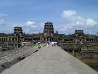 해자를 건너는 육교와 서쪽 대문