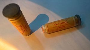 코르크 마개가 있는 유리관에 담긴 바이엘의 바르비투르산염 – 1940년경 제3제국에서 생산된 것으로 추정되는 정제 10정