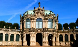 마티아스 다니엘 펰펠만이 설계한 드레스덴의 츠빙거 궁전 (1697–1716). 2차 세계 대전으로 인한 피해 후 1950년대와 1960년대에 재건되었다.