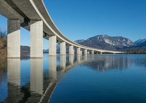 케른텐주 클라겐푸르트 케트만스도르프 운터슐로스베르크에 있는 드라우 강 페어라흐 저수지 위의 도로 교량