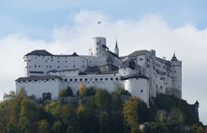로마네스크 양식의 궁전, 호엔잘츠부르크 요새(Hohensalzburg Fortress). 언덕 꼭대기에 로마식 요새 자리에 세워진 요새이며, 성벽이 언덕 꼭대기를 둘러싸고 있다.