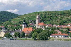 크렘스(바하우 계곡 끝자락; 도나우 강 중앙) 전경