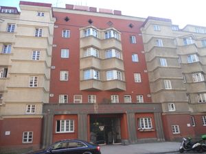 붉은 빈에 건설된 많은 아파트 건물 중 하나