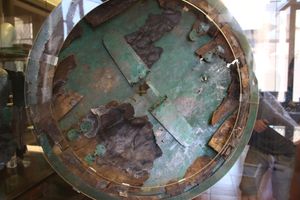 “보마르조(Bomarzo)” 또는 “바티칸” 방패