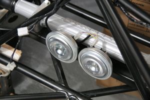 엔진룸에 장착된 현대식 전기 경적