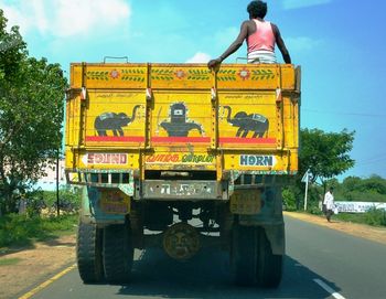 인도 첸나이 남쪽 트럭의 '경적을 울려 추월하십시오' 표지판. 인도에서는 경적 사용이 빈번하여 사회 문제가 되고 있다.