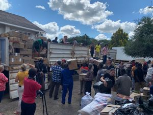 자원봉사자들이 짐바브웨 치마니마니 지구(Chimanimani District)의 이다이 피해자들에게 구호 물품을 전달하고 있습니다.