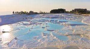 파묵칼레(Pamukkale)는 데니즐리의 주요 관광 명소이다.