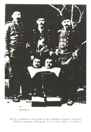 터키인 살인자들이 아르메니아인 희생자들의 머리를 들고 포즈를 취하고 있다. 왼쪽은 에르주룸의 스므밧 사아테티안 주교, 오른쪽은 아르메니아 프로테스탄트 지도자이다.