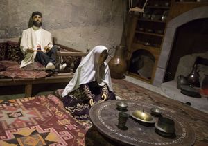 전통 의상을 입은 남녀 밀랍 인형, 에르주룸 야쿠티예 메드레세