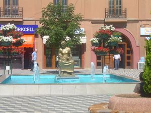 네네 하툰 동상 (1857 – 1955년 5월 22일). 20세의 나이에 1877-1878년 러시아-튀르키예 전쟁 초기에 러시아군으로부터 에르주룸의 아지지예 요새(Aziziye) 탈환 과정에서 용감함을 보여준 튀르키예의 민족 여걸이었다.