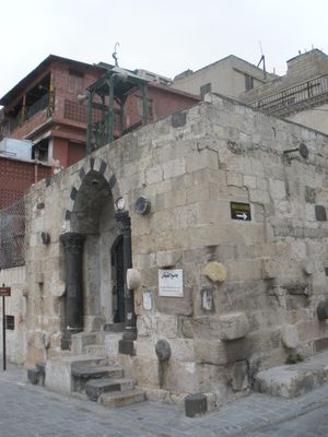 알-카이칸 모스크 남쪽 벽에는 아나톨리아 상형 문자가 새겨진 돌 블록이 있다.