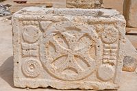 국립박물관에 있는 기독교 상징이 새겨진 재함